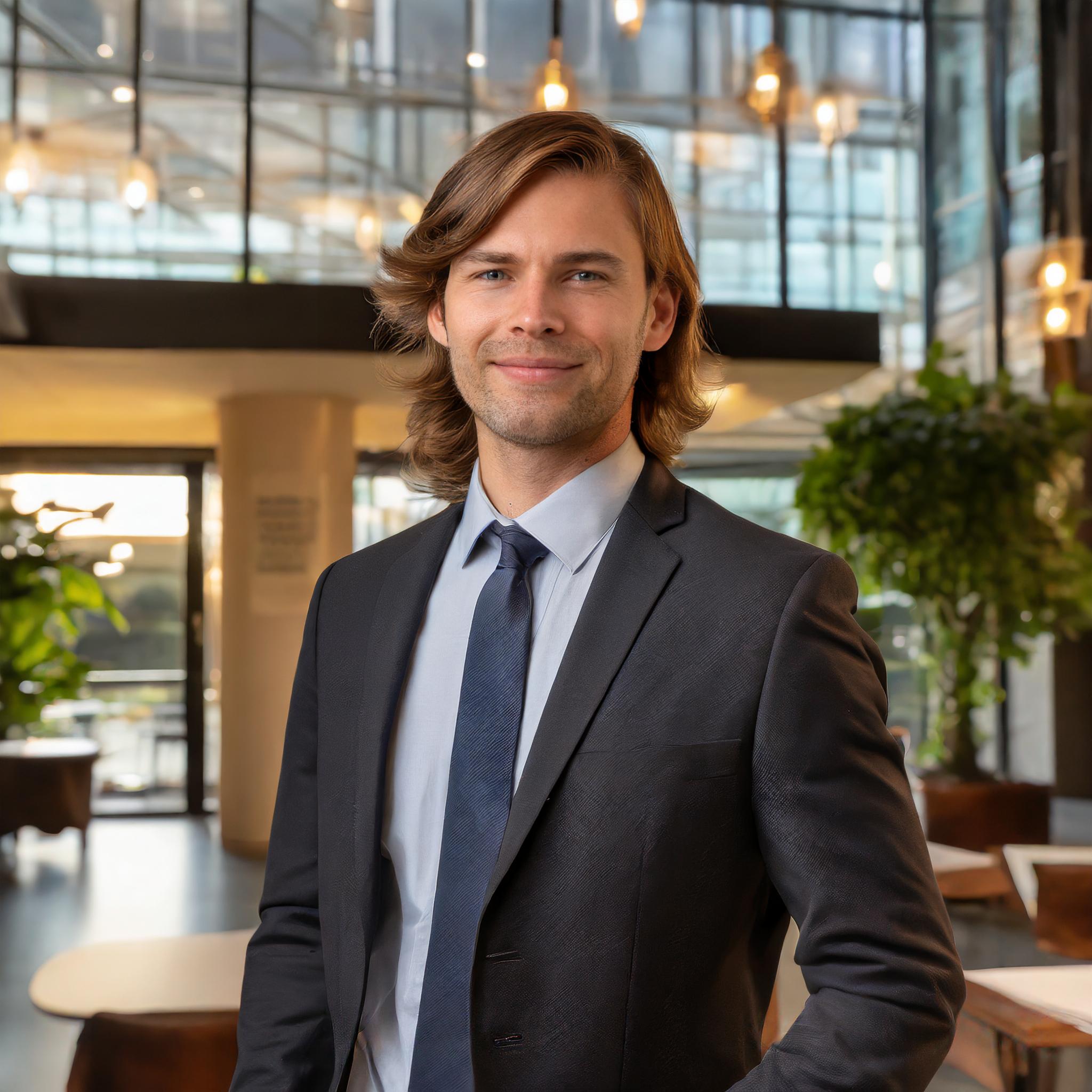 Leif Trenkler, professionell gekleidet, vor einem neutralen Hintergrund